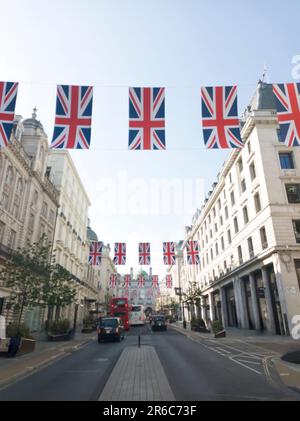 Am Waterloo Place in London, Großbritannien, sind Unionsflaggen ausgestellt Stockfoto