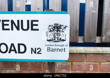 LONDON - 21. MÄRZ 2023: Straßenschild für Wohngegend in London Borough of Barnet N2 Stockfoto
