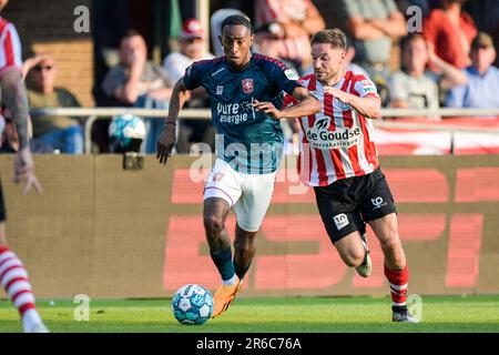 ROTTERDAM - (lr) Joshua Brenet vom FC Twente, Aaron Meijers von Sparta Rotterdam während des Finales in den European Football Playoffs zwischen Sparta Rotterdam und FC Twente im Sparta Stadion Het Kasteel am 8. Juni 2023 in Rotterdam, Niederlande. ANP GERRIT VAN KOLOLEN Stockfoto
