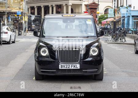 London, Vereinigtes Königreich - Mai 2023: Londoner Taxi hält am Fußgängerweg auf Westminster, London, Vereinigtes Königreich Stockfoto