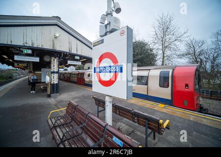 LONDON – MÄRZ 2023: Logo der U-Bahn von Brent Cross auf Bahnsteig, U-Bahn-Station Northern Line Stockfoto