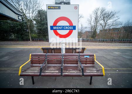 LONDON – MÄRZ 2023: Logo der U-Bahn von Brent Cross auf Bahnsteig, U-Bahn-Station Northern Line Stockfoto