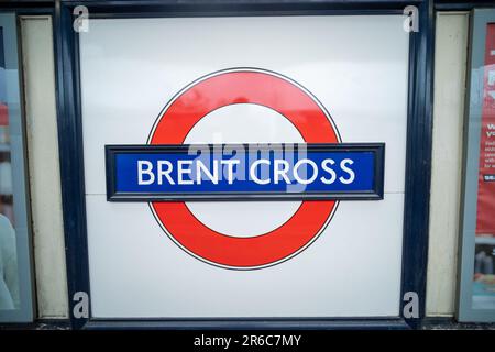 LONDON – MÄRZ 2023: Logo der U-Bahn von Brent Cross auf Bahnsteig, U-Bahn-Station Northern Line Stockfoto