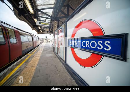 LONDON – MÄRZ 2023: Logo der U-Bahn von Brent Cross auf Bahnsteig, U-Bahn-Station Northern Line Stockfoto