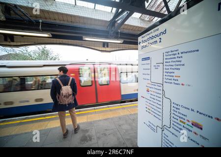 LONDON – MÄRZ 2023: Logo der U-Bahn von Brent Cross auf Bahnsteig, U-Bahn-Station Northern Line Stockfoto