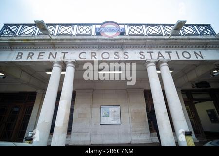 LONDON – MÄRZ 2023: Logo der U-Bahn von Brent Cross auf Bahnsteig, U-Bahn-Station Northern Line Stockfoto