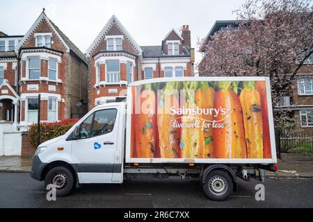 LONDON, MÄRZ 2023: Sainsburys Lieferwagen auf städtischen Straßen - Online-Lieferservice für großen britischen Supermarkt Stockfoto