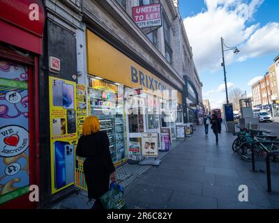 LONDON, Brixton - MÄRZ 2023: Brixton Road Street Scene, pulsierende Gegend im Süden Londons. Stockfoto