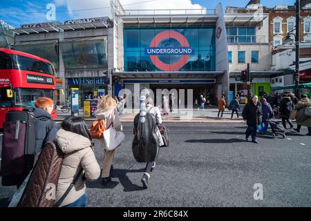 LONDON, MÄRZ 2023: Brixton Street Scene vor der Londoner U-Bahnstation. Eine lebhafte Gegend im Südwesten Londons Stockfoto