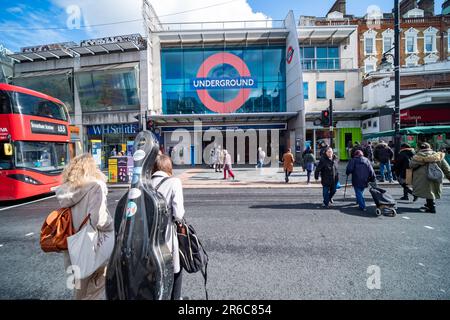 LONDON, MÄRZ 2023: Brixton Street Scene vor der Londoner U-Bahnstation. Eine lebhafte Gegend im Südwesten Londons Stockfoto