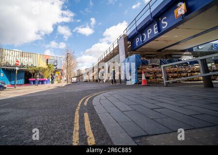 LONDON, MÄRZ 2023: Pop Brixton, Einzelhändler und Street Food Outlets in wiederverwendeten Versandbehältern in Brixton Stockfoto