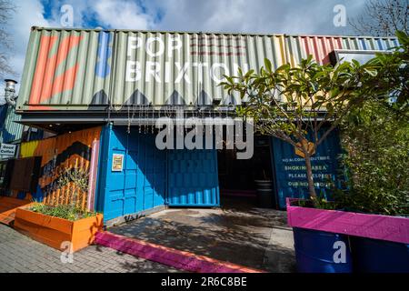 LONDON, MÄRZ 2023: Pop Brixton, Einzelhändler und Street Food Outlets in wiederverwendeten Versandbehältern in Brixton Stockfoto