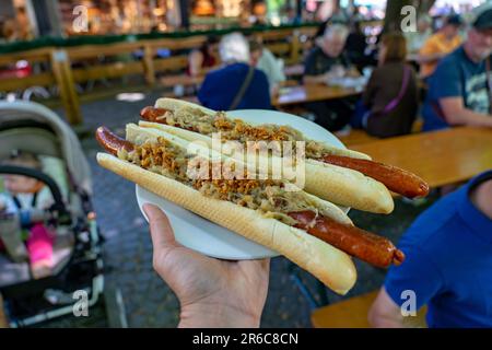 deutscher bayerischer Hotdog im viktualienmarkt münchen mit Sauerkraut-Street Food. Stockfoto