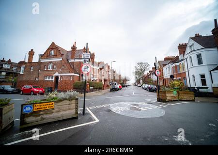 London - 01. März 2023: Wenig Verkehr Verkehrs-Management-Kameras in der Nachbarschaft in terrassenförmig angelegten Wohngebieten an der Streatham High Street Stockfoto