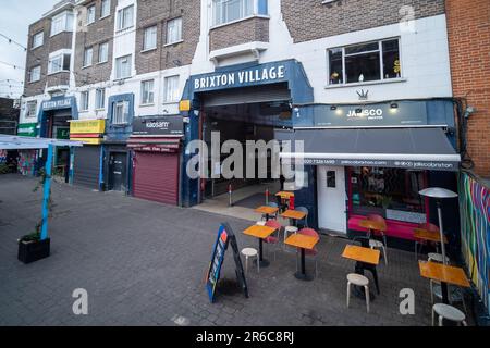 London - März 2023: Brixton Village, Teil des Brixton Market - eine Halle mit Imbissständen, Bars und Geschäften von multikulturellen Bewohnern Stockfoto