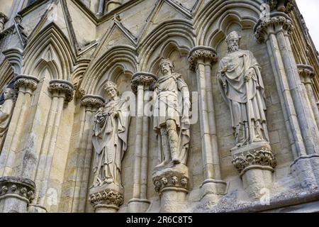 Detailliertes Mauerwerk an der Außenseite der Salisbury Cathedral England. Wundervolle gotische Architektur eines religiösen Gebäudes Stockfoto