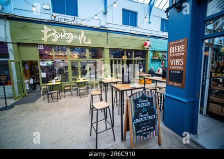 London - März 2023: Brixton Village, Teil des Brixton Market - eine Halle mit Imbissständen, Bars und Geschäften von multikulturellen Bewohnern Stockfoto