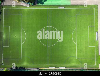 Blick von oben auf ein Fußballfeld mit Kunstrasen. Kein Pöiple. Stockfoto