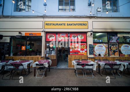 London - März 2023: Brixton Village, Teil des Brixton Market - eine Halle mit Imbissständen, Bars und Geschäften von multikulturellen Bewohnern Stockfoto