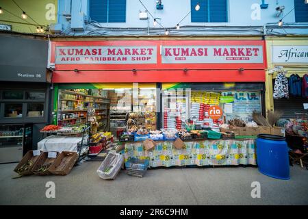 London - März 2023: Brixton Village, Teil des Brixton Market - eine Halle mit Imbissständen, Bars und Geschäften von multikulturellen Bewohnern Stockfoto