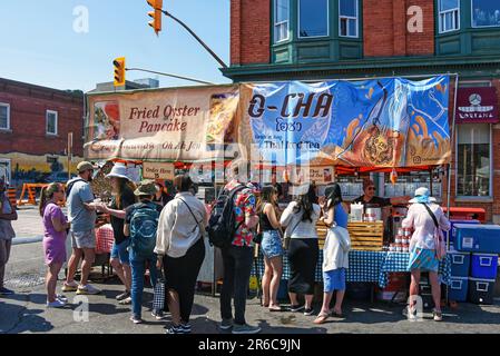 Ottawa, Kanada - 4. Juni 2023: Eine Menschenmenge, die den Wochenendmarkt Ottawa Chinatown mit asiatischer Küche und Kultur auf Somer genießen Stockfoto