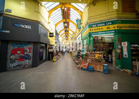 London - März 2023: Brixton Village, Teil des Brixton Market - eine Halle mit Imbissständen, Bars und Geschäften von multikulturellen Bewohnern Stockfoto