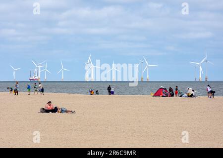 Great Yarmouth Beach mit Offshore-Windturbinen, Great Yarmouth, Norfolk, England, Großbritannien Stockfoto