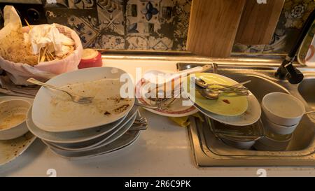 Selektiver Fokus auf schmutzige Geschirr. Dreckiges Geschirr in der Küche. Teller, Löffel und Gabeln. Stockfoto