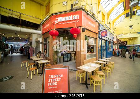 London - März 2023: Brixton Village, Teil des Brixton Market - eine Halle mit Imbissständen, Bars und Geschäften von multikulturellen Bewohnern Stockfoto