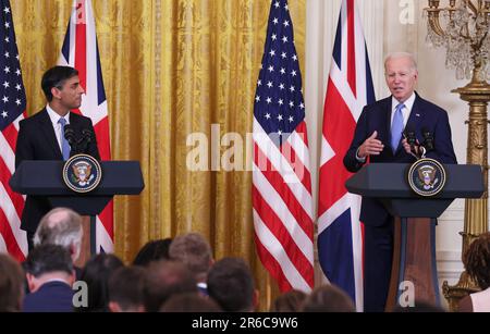 Präsident Joe Biden (R) veranstaltet am Donnerstag, den 8. Juni 2023, eine gemeinsame Pressekonferenz mit Premierminister Rishi Sunak aus dem Vereinigten Königreich im Ostzimmer des Weißen Hauses in Washington DC. Während Sunaks erstem Besuch im Weißen Haus als Premierminister diskutierten die beiden Führer über künstliche Intelligenz, wirtschaftlichen Handel und den Krieg in der Ukraine, laut Nachrichtenberichten. Foto: Jemal Countess/UPI Credit: UPI/Alamy Live News Stockfoto