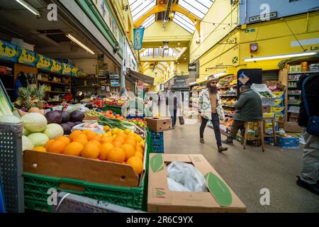 London - März 2023: Brixton Village, Teil des Brixton Market - eine Halle mit Imbissständen, Bars und Geschäften von multikulturellen Bewohnern Stockfoto