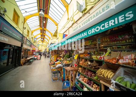 London - März 2023: Brixton Village, Teil des Brixton Market - eine Halle mit Imbissständen, Bars und Geschäften von multikulturellen Bewohnern Stockfoto