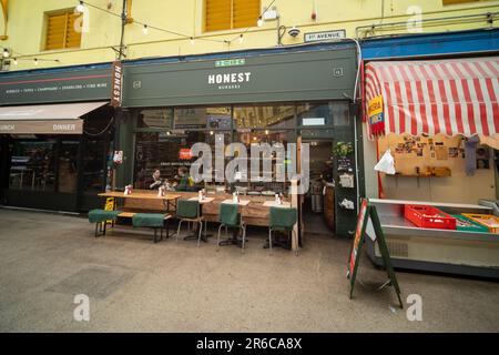 London - März 2023: Brixton Village, Teil des Brixton Market - eine Halle mit Imbissständen, Bars und Geschäften von multikulturellen Bewohnern Stockfoto