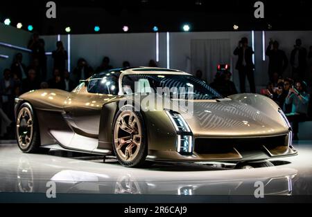 Stuttgart, Deutschland. 08. Juni 2023. Der neue Porsche Concept Car „Porsche Mission X“ wird anlässlich der feierlichen Veranstaltung zu 75 Jahren Porsche Sportwagen im Firmenmuseum Stuttgart-Zuffenhausen vorgestellt. Kredit: Christoph Schmidt/dpa/Alamy Live News Stockfoto