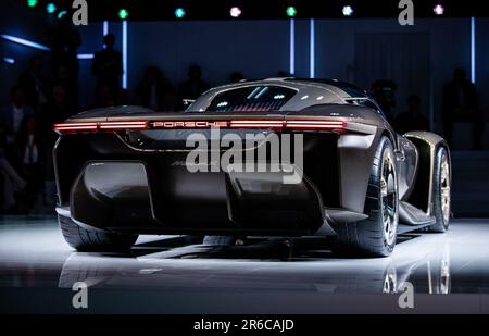 Stuttgart, Deutschland. 08. Juni 2023. Der neue Porsche Concept Car „Porsche Mission X“ wird anlässlich der feierlichen Veranstaltung zu 75 Jahren Porsche Sportwagen im Firmenmuseum Stuttgart-Zuffenhausen vorgestellt. Kredit: Christoph Schmidt/dpa/Alamy Live News Stockfoto