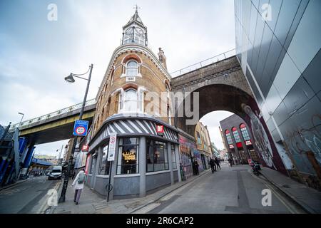 LONDON, MÄRZ 2023: Brixton Street Scene vor der Londoner U-Bahnstation. Eine lebhafte Gegend im Südwesten Londons Stockfoto
