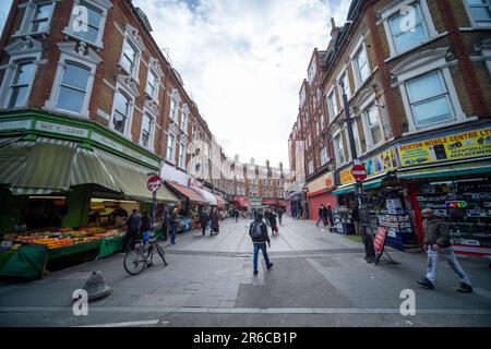 LONDON, MÄRZ 2023: Electric Avenue in Brixton, Südwesten von London - und berühmte Straße mit Markt und unabhängigen Geschäften - Teil von Brixton Village Stockfoto