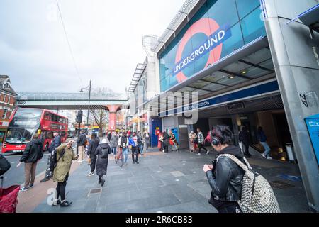 LONDON, MÄRZ 2023: Brixton Street Scene vor der Londoner U-Bahnstation. Eine lebhafte Gegend im Südwesten Londons Stockfoto