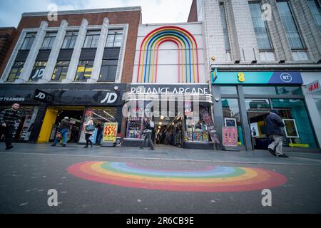 LONDON, MÄRZ 2023: Reliance Arcade, eine Art déco-Einkaufspassage an der Brixton Road im Südwesten von London Stockfoto