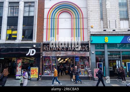 LONDON, MÄRZ 2023: Reliance Arcade, eine Art déco-Einkaufspassage an der Brixton Road im Südwesten von London Stockfoto