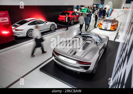 Stuttgart, Deutschland. 08. Juni 2023. Gäste können die Sonderausstellung "Driven by Dreams" anlässlich der 75-jährigen Porsche-Sportwagen im Firmenmuseum in Stuttgart-Zuffenhausen besuchen. Kredit: Christoph Schmidt/dpa/Alamy Live News Stockfoto