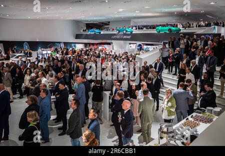 Stuttgart, Deutschland. 08. Juni 2023. Zahlreiche Gäste beobachten die Eröffnung der Sonderausstellung „Driven by Dreams“ während der feierlichen Veranstaltung zu 75 Jahren Porsche-Sportwagen im Firmenmuseum Stuttgart-Zuffenhausen. Kredit: Christoph Schmidt/dpa/Alamy Live News Stockfoto