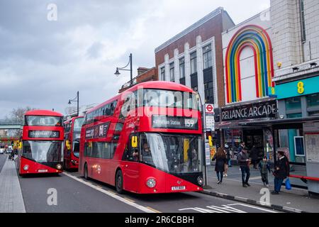 LONDON, MÄRZ 2023: Reliance Arcade, eine Art déco-Einkaufspassage an der Brixton Road im Südwesten von London Stockfoto