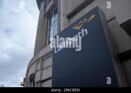 LONDON, MÄRZ 2023: Schild und Logo des Lambeth London Borough Council vor dem Town Hall-Gebäude in Brixton, Südwest-London Stockfoto