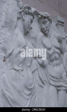 Eine Skulptur mit zwei Figuren, einem männlichen und einem weiblichen, aus Stein geschnitzt Stockfoto