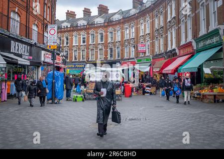 LONDON, MÄRZ 2023: Electric Avenue in Brixton, Südwesten von London - und berühmte Straße mit Markt und unabhängigen Geschäften - Teil von Brixton Village Stockfoto