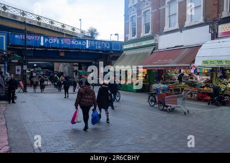 LONDON, MÄRZ 2023: Electric Avenue in Brixton, Südwesten von London - und berühmte Straße mit Markt und unabhängigen Geschäften - Teil von Brixton Village Stockfoto