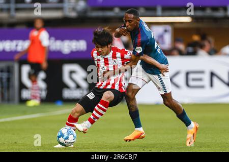 ROTTERDAM - (lr) Koki Saito von Sparta Rotterdam, Joshua Brenet vom FC Twente während des Finales in den European Football Playoffs zwischen Sparta Rotterdam und FC Twente im Sparta Stadion Het Kasteel am 8. Juni 2023 in Rotterdam, Niederlande. ANP PIETER STAM DE JONGE Stockfoto