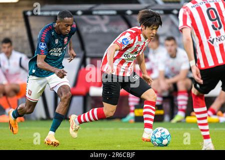 ROTTERDAM - (lr) Joshua Brenet vom FC Twente, Koki Saito von Sparta Rotterdam während des Finales in den europäischen Fußball-Playoffs zwischen Sparta Rotterdam und dem FC Twente im Sparta Stadion Het Kasteel am 8. Juni 2023 in Rotterdam, Niederlande. ANP GERRIT VAN KOLOLEN Stockfoto