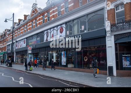 LONDON, MÄRZ 2023: Morleys on Brixton Road, ein großes und altes Kaufhaus mit 4 Etagen Stockfoto